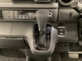CVT車のセレクトレバーです。低速から高速まで、変速ショックのないスムーズな走りと、エンジン効率のよい領域を維持して燃費にも貢献します。サイドブレーキはスイッチ操作の電子制御パーキングブレーキです。