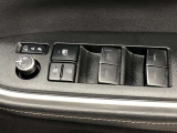 パワーウィンドは今や当たり前の機能ですが、無いと困る機能です。運転席からの操作で、全席の窓を振るオープンにしたり、フルクローズが可能です。