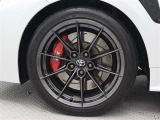 専用18インチアルミホイールを装着しています。タイヤサイズ235/40R18
