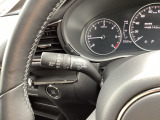 レバーをAUTOの位置にしているとき、レインセンサーが雨を感知すると、雨量に応じてワイパーが自動で作動してくれるオートワイパーを装備!設定変更で非作動にすると、間欠作動に固定されます。