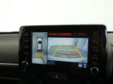 【全周囲モニター】車を上空から見下ろしたような映像をカーナビ画面に映し出し、車庫入れや縦列駐車をサポートしてくれます。
