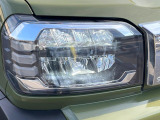 【LEDヘッドライト】悪天候や夜間走行時も良好な視界を確保し安心して運転できる高輝度LEDヘッドライトを装備!点灯速度が早く、消費電力も抑えられています。