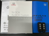 スマートキーは鍵をバッグに入れたままでもドアロックの開閉やエンジンのON・OFFができます。夜間や雨の日も鍵を探さなくて良いので便利です。