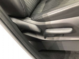 運転席シート座面は上下アジャスター付きです。お好みの位置に調整可能です。