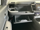 【グローブボックス】収納スペースが沢山あるので車内が散らからずに助かります。ちょっとした物を入れるのにいいですね♪