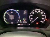 ハイブリット車専用のメーターです。右側の大型スピードメーターに加え、ステアリングスイッチを使って左のマルチインフォメーション・ディスプレイで燃費や動力伝達などの情報が見れるようになっています。