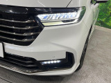 【LEDヘッドライト】悪天候や夜間走行時も良好な視界を確保し安心して運転できる高輝度LEDヘッドライトを装備!点灯速度が早く、消費電力も抑えられています。