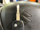 【キーレス】少し離れた場所からでもボタン一つでドアの開錠・施錠ができるのでとっても便利!ドアの鍵穴周りに傷をつけることもありません♪