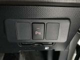 車庫入れなどの運転時、静止物の接近を表示とブザーでお知らせします。