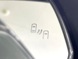 【ブラインドスポットモニター】走行中、ドアミラーの死角になりやすい箇所に後続車が接近するとサイドミラーのレンズに警告を表示!ドライバーに注意喚起をしてくれます。