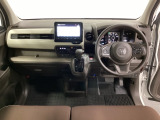 車内は光触媒抗菌消臭施工済です。インパネ周りはスタイリッシュなデザインで機能や装備も充実しています。グローブボックスやカップホルダーのほかにトレーなどたくさんの収納スペースが付いています。