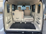 シートを左右に分かれて倒すことができいろいろなシーンに合わせて使えるので便利です。
