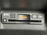 【ETC】有料道路を利用する際に料金所で停止することなく通過できる、ETC車載器(ノンストップ自動料金収受システム機器)が装備されています。セットアップを行うことで利用可能になります。