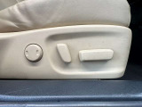 【パワーシート】電動でシートポジションの変更が可能です。手動式より細かくシート設定が可能ですのでより快適な姿勢でドライブを楽しんで頂けるでしょう。