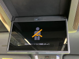 【純正13.2型後席モニター】家族や友人とお出かけする機会が多い方に大人気の後席モニターを装備!見やすい位置に画面がありテレビやDVDの視聴も快適!友達もお子様も、後席にしか乗らなくなるかも??