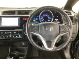 【ハンドル】運転にかかわる様々な操作を安全に行えるように視点移動が少なく操作性に配慮されたスイッチ類が凝縮されたコックピットです。