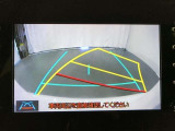 【バックモニター】駐車時に後方がリアルタイム映像で確認できます。大型商業施設や立体駐車場での駐車時や、夜間のバック時に大活躍!運転スキルに関わらず、今や必須となった装備のひとつです!