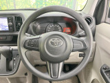 インテリアに合わせたデザインのステアリングは、運転される方のことも考え、運転しやすい形状、大きさです。是非一度、実際に触ってお確かめください。