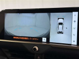 パノラミックビューモニターを装備。駐車場や交差点でクルマを真上から見るように周囲を確認できます。機能の詳細は販売店スタッフまでおたずねください。