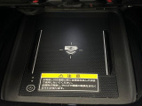 【ワイヤレス充電】車のワイヤレス充電は、スマートフォンを充電パッドに置くだけで簡単に充電できる便利な機能です。ケーブルが不要なので車内がすっきりし、運転中でも安全に使えます。