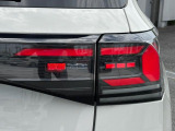 現行T-Cross Activeならではの洗練されたLEDテールランプ。先進的なデザインが後ろ姿を印象的に演出します。