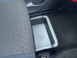 助手席シートアンダーボックス。助手席のシート下に取り付けできる引き出し式の小物入れ。常備しておきたいものを収納できます。