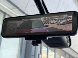 インテリジェントルームミラー☆後席に乗っている人や、大きな荷物を載せていると見にくくなりがちな後方視界。こちらは車両後方のカメラ映像をミラーに映すので、天候にも影響されないクリアな後方視界を実現☆