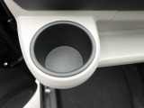 カップホルダーは運転席や助手席からちょうど手の届く位置です!!