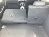 トランクルーム!リアシートは片方ずつ倒せます。乗車員数や積む荷物に応じてアレンジが可能ですので多彩に使えてとても便利です。