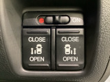 リアドアは乗り降りに便利な両側電動スライドドアです。また運転席に座っていながらスイッチ操作で自在にスライドドアを開け閉めできます。
