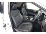 しっかりとしていて上質な座り心地のシートです。 座り心地も良くて長時間の運転も快適ですよ。 肌触りの良いシートが評判です。