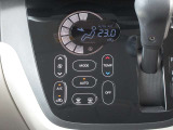 オートエアコンですので、車内を快適な空間に出来ます ♪   操作はタッチパネル式ですので爪の長い方でも安心して操作して頂けます!