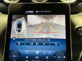 【全方位型モニター】クルマを上空から見下ろしているかのように、直感的に周囲の状況を把握できる全方位型モニター。狭い場所での駐車でも周囲が映像で確認できます。