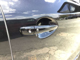 スマートキーを所持している状態でロックボタンを押すと、車両すべてのドアの解錠や施錠を行うことが出来ます。