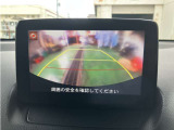 ギアをRに入れるとバックカメラの画面になりガイドが表示されますのでバック時も安心してください。視覚は大事ですね!