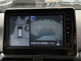 真上から見下ろすような映像で、車庫入れや縦列駐車時に、自車と駐車位置の関係をひと目で確認でき、スムースな駐車をサポート。動く物を検知してお知らせすることで、発進時の安全確認もサポートします。