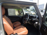 ジムニー 660 XC 4WDのグレーのライトカスタム車が入荷! 日本全国納車可能です。皆様のお問い合わせお待ちしています。