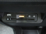 ETC付。高速道路の料金所はキャッシュレスで通過です。サービスエリア等にあるスマートインターの出入りも利用可能でとっても便利。ご納車後すぐにお使い頂けるようセットアップしてのお渡しとなります。