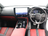 &ldquo;F SPORT&rdquo;専用装備として、パドルシフト付き本革ステアリング、本革シフトノブ、アルミスポーツペダル、本革スポーツシートなどが装備されています。