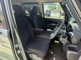 大型アームレストが付いてて長距離運転も楽です