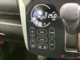 【オートエアコン】一度お好みの温度に設定すれば、車内の温度を検知し風量や温度を自動で調整。暑い&hellip;寒い&hellip;と何度もスイッチ操作をする必要はありません。快適な車内空間には必須の機能ですね♪