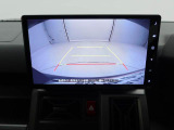 後退時に車両の後ろ側をモニター画面に表示します。車庫入れなどでバックする際に後方確認ができて便利です。車庫入れが苦手な人もこれで安心。