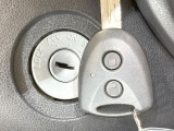 【キーレス】少し離れた場所からでもボタン一つでドアの開錠・施錠ができるのでとっても便利!ドアの鍵穴周りに傷をつけることもありません♪