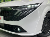 【LEDヘッドライト】悪天候や夜間走行時も良好な視界を確保し安心して運転できる高輝度LEDヘッドライトを装備!点灯速度が早く、消費電力も抑えられています。