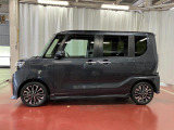 【スマートアシスト搭載車】 衝突回避支援ブレーキ機能(対車両・歩行者)、衝突警報機能(対車両・対歩行者)、誤発信抑制制御機能などの機能で安全な運転をサポートします。
