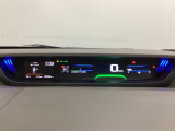 中央にデジタル表示のスピードメーターを配したハイブリット専用メーターになっています。左側のインフォメーション画面で燃費などの情報を確認できます。