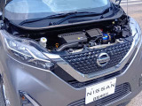 納車以降、お車のメンテナンスは自宅近所の日産サービス拠点にて承ります。専門の教育を受けたサービスフロント&メカニックが無料1ヶ月点検から法定/車検整備、万一の故障・不具合の修理まで全て担当いたします。