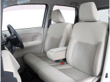 長時間の運転も疲れにくいフロントシート!体をしっかり支えてくれて運転がしやすい形状です!!