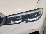 【LEDヘッドライト】先進のLEDテクノロジーを採用。放射される白色光の周波特性は太陽光に近く、バイキセノン・ヘッドライトを上回るコントラストで更に明るく輝きます!