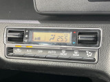 【オートエアコン】一度お好みの温度に設定すれば、車内の温度を検知し風量や温度を自動で調整。暑い&hellip;寒い&hellip;と何度もスイッチ操作をする必要はありません。快適な車内空間には必須の機能ですね♪